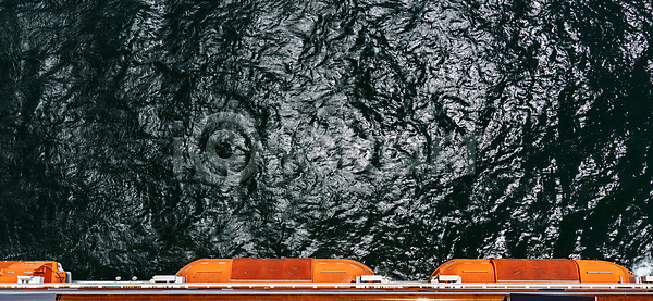 고급 준비 사람없음 JPG 포토 해외이미지 계절 교통시설 금속 깊이 물 바다 백그라운드 비즈니스 승객 야외 여행 열대 오렌지 이익 정상 창문 초록색 크루즈 포트 풍경 함선 항구 항해 해외202009 해외포토 휴가 흰색