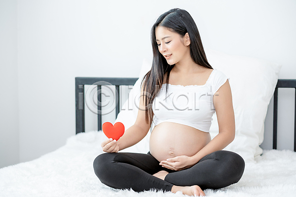 사랑 행복 휴식 동양인 사람 아기 여자 한명 JPG 포토 해외이미지 가족 건강 돌봄 라이프스타일 미소(표정) 백그라운드 빨간색 신체 실내 앉기 엄마 임산부 임신 잡기 주택 침실 컨셉 하트 해외202009 흰색