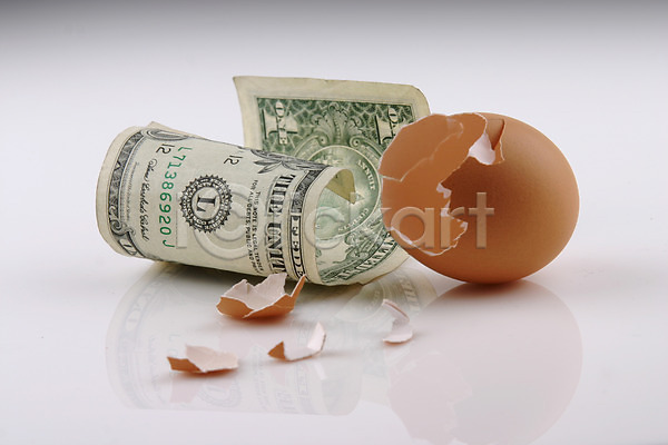 사람없음 JPG 포토 경제 계란 계란껍데기 금융 달러 돈 손상 스튜디오촬영 실내 오브젝트 외화 지폐 컨셉