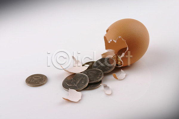 사람없음 JPG 포토 경제 계란 계란껍데기 금융 돈 동전 백원 손상 스튜디오촬영 실내 오백원 오브젝트 오십원 원화 지폐 컨셉