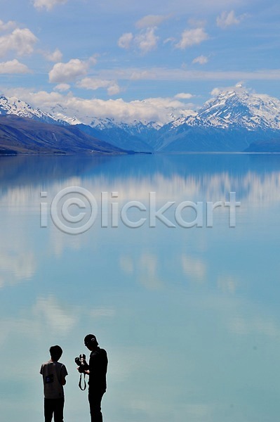 상쾌 여유 남자 남자만 두명 사람 JPG 실루엣 포토 구름(자연) 낚시 뉴질랜드 마운틴쿡 야외 푸카키호수 풍경(경치) 하늘 호수