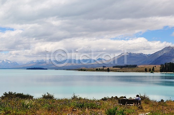 상쾌 여유 휴식 사람 JPG 포토 구름(자연) 뉴질랜드 마운틴쿡 벤치 야외 푸카키호수 풍경(경치) 하늘 호수