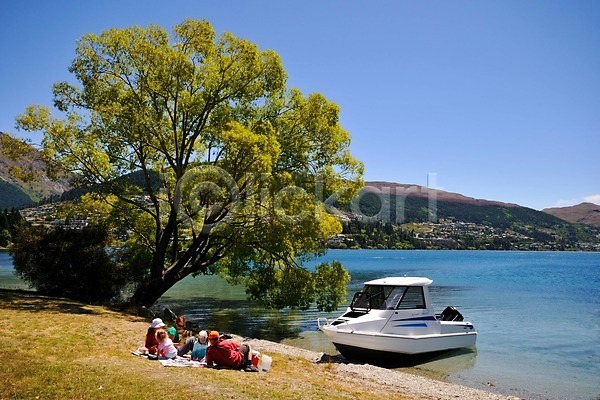 상쾌 여유 사람 여러명 JPG 포토 가족 강 나무 뉴질랜드 배(교통) 섬 소풍 야외 퀸즈타운 풍경(경치)