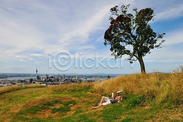 상쾌 여유 휴식 남자 두명 사람 여자 JPG 포토 구름(자연) 나무 눕기 뉴질랜드 데이트 도시 야외 에덴동산 오클랜드 초원(자연) 커플 풍경(경치) 하늘