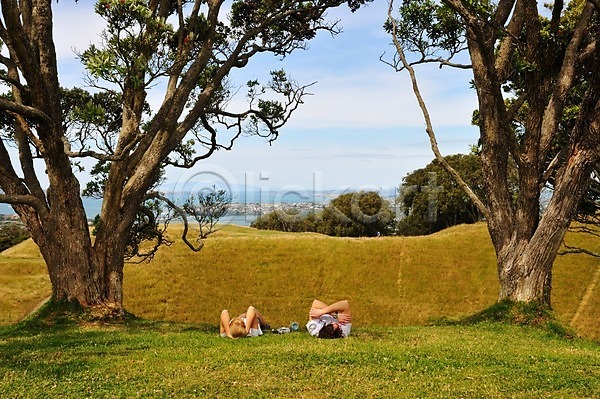 상쾌 여유 남자 두명 사람 여자 JPG 포토 나무 눕기 뉴질랜드 야외 에덴동산 오클랜드 초원(자연) 커플 풍경(경치)