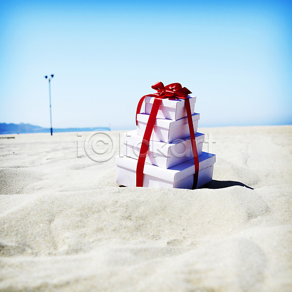 사람없음 JPG 포토 리본 모래 모래사장 바다 선물 선물상자 야외 여름(계절) 이벤트 주간 풍경(경치) 하늘 해변