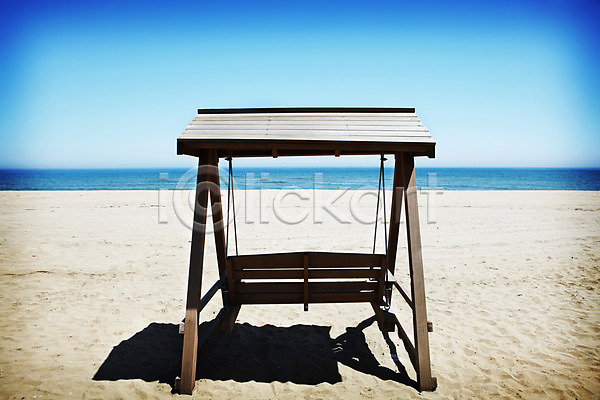 사람없음 JPG 포토 그네 놀이기구 모래 모래사장 바다 시설물 야외 여름(계절) 주간 풍경(경치) 하늘 해변
