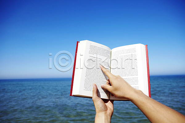 사람 신체부위 한명 JPG 포토 가리킴 바다 손 신체 야외 여름(계절) 주간 책 풍경(경치) 하늘 해변