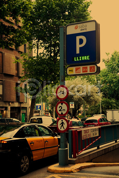 사람없음 JPG 포토 가로수 거리 관광지 나무 도로 도시 바르셀로나 스페인 스페인문화 식물 야외 유럽 유럽풍경 자동차 주간 주차장 차(자동차) 표지판 풍경(경치) 해외 해외풍경