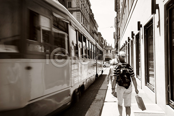 사람 JPG 뒷모습 포토 흑백 관광지 달리기 도시 로마 야외 유럽 유럽풍경 이탈리아 이탈리아문화 전신 전철 주간 풍경(경치) 플랫폼 해외 해외풍경
