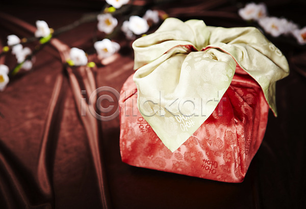 사람없음 JPG 포토 가을(계절) 꽃 명절 보자기(천) 선물 선물상자 장식 전통 추석 추석선물 포장 한국 한국전통