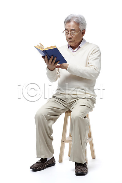 60대 남자 노년 노인남자만 노인남자한명만 노인만 동양인 사람 성인 한국인 한명 JPG 포토 누끼 독서 라이프 라이프스타일 모델 스튜디오촬영 실내 실버(노인) 실버라이프 앉기 의자 전신 책 취미 포즈 할아버지