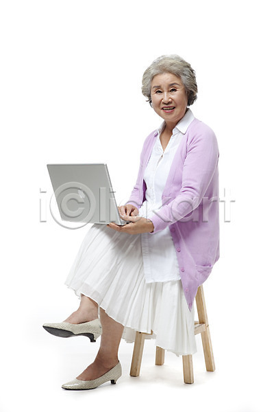 60대 노년 노인만 노인여자만 노인여자한명만 동양인 사람 성인 여자 한국인 한명 JPG 포토 노트북 누끼 라이프 라이프스타일 모델 미소(표정) 스튜디오촬영 실내 실버(노인) 실버라이프 앉기 웃음 의자 전신 취미 컴퓨터 평생교육 포즈 할머니