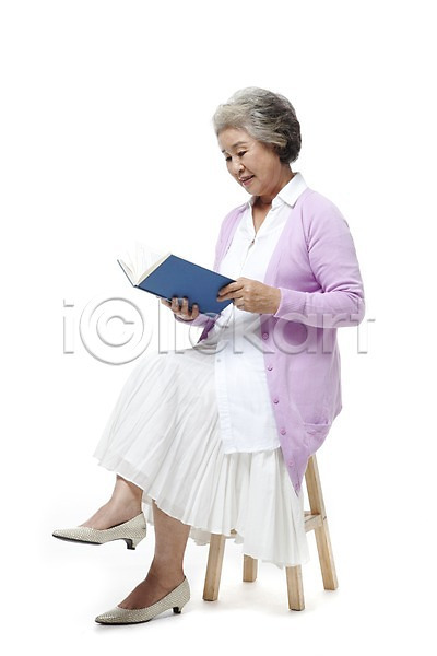 60대 노년 노인만 노인여자만 노인여자한명만 동양인 사람 성인 여자 한국인 한명 JPG 포토 누끼 독서 라이프 라이프스타일 모델 미소(표정) 스튜디오촬영 실내 실버(노인) 실버라이프 앉기 웃음 의자 전신 책 취미 포즈 할머니