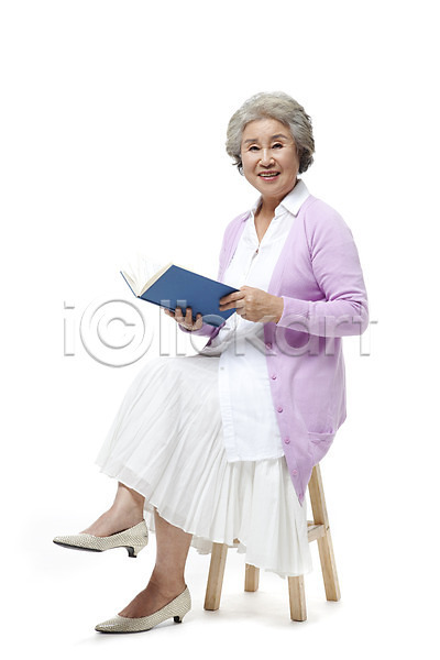 60대 노년 노인만 노인여자만 노인여자한명만 동양인 사람 성인 여자 한국인 한명 JPG 포토 누끼 독서 라이프 라이프스타일 모델 미소(표정) 스튜디오촬영 실내 실버(노인) 실버라이프 앉기 웃음 의자 전신 책 취미 평생교육 포즈 할머니