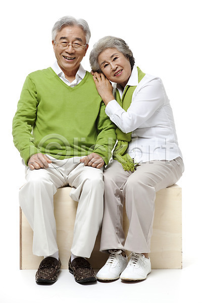 다정 행복 60대 남자 노년 노인만 동양인 두명 사람 성인 여자 한국인 JPG 포토 기댐 노부부 누끼 라이프 라이프스타일 모델 미소(표정) 부부 스튜디오촬영 실내 실버(노인) 실버라이프 앉기 웃음 의자 전신 커플 포즈 할머니 할아버지