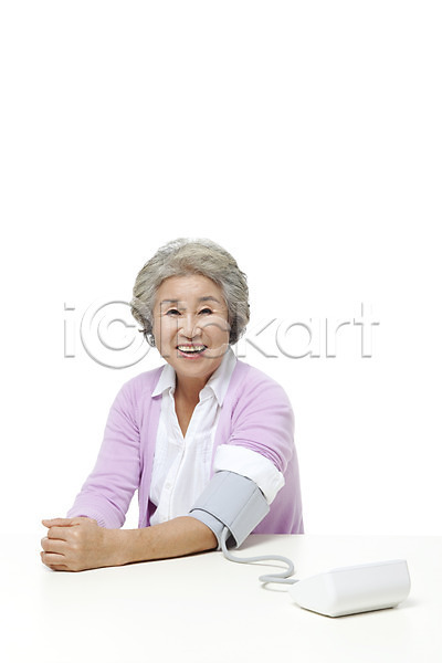 60대 노년 노인만 노인여자만 노인여자한명만 동양인 사람 성인 여자 한국인 한명 JPG 포토 건강 건강관리 누끼 라이프 라이프스타일 모델 미소(표정) 상반신 스튜디오촬영 실내 실버(노인) 실버라이프 앉기 웃음 의료기기 의료용품 포즈 할머니 혈압 혈압계 혈압측정