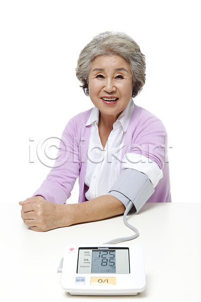 60대 노년 노인만 노인여자만 노인여자한명만 동양인 사람 성인 여자 한국인 한명 JPG 포토 건강 건강관리 누끼 라이프 라이프스타일 모델 미소(표정) 상반신 스튜디오촬영 실내 실버(노인) 실버라이프 앉기 웃음 의료기기 의료용품 포즈 할머니 혈압 혈압계 혈압측정