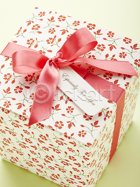 사람없음 JPG 포토 꽃무늬 리본 리본백그라운드 무늬 백그라운드 분홍색 상자 선물 선물상자 스튜디오촬영 실내 오브젝트
