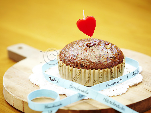 사람없음 JPG 포토 1 디저트 리본 머핀 받침대 빵 실내 음식 이벤트 제빵 초 케이크 탁자 하트 한개