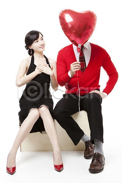 즐거움 행복 20대 남자 동양인 두명 사람 성인만 여자 청년만 한국인 JPG 포토 구두 누끼 드레스 모션 빨간색 스웨터 스튜디오촬영 앉기 얼굴가리기 웃음 이벤트 전신 커플 파티 포즈 풍선 프로포즈 하이힐