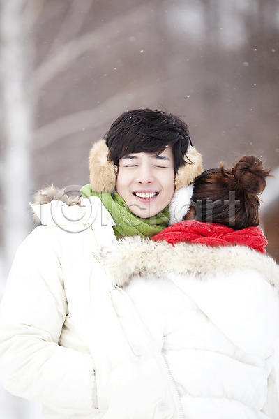 즐거움 추위 20대 남자 동양인 두명 사람 성인 성인만 여자 청년만 한국인 2010년일본 JPG 앞모습 포토 해외기획촬영 겨울 겨울여행 계절 귀마개 눈(날씨) 눈감음 눈내림 안기 야외 여행 웃음 일본 자연 주간 커플 포옹