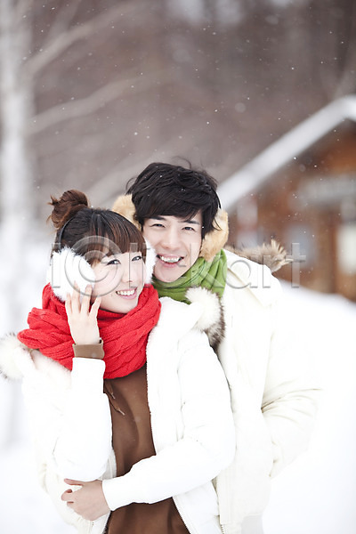 즐거움 추위 20대 남자 동양인 두명 사람 성인 성인만 여자 청년만 한국인 2010년일본 JPG 앞모습 포토 해외기획촬영 겨울 겨울여행 계절 귀마개 눈(날씨) 눈내림 안기 야외 여행 웃음 일본 자연 주간 커플 포옹