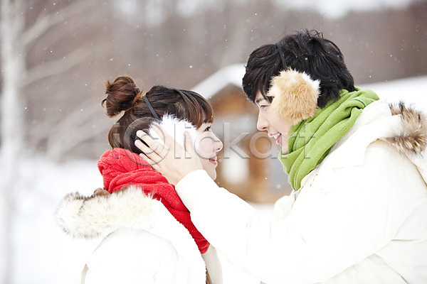 추위 20대 남자 동양인 두명 사람 성인 성인만 여자 청년만 한국인 2010년일본 JPG 옆모습 포토 해외기획촬영 감싸기 겨울 겨울여행 계절 귀마개 눈(날씨) 눈내림 상반신 야외 여행 일본 자연 주간 커플