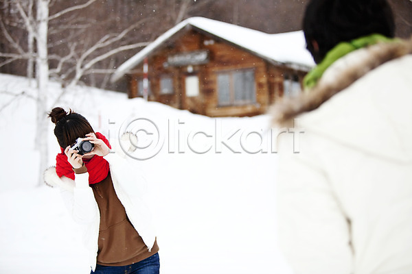 추위 20대 남자 동양인 두명 사람 성인 성인만 여자 청년만 한국인 2010년일본 JPG 포토 해외기획촬영 겨울 겨울여행 계절 나무 눈(날씨) 눈사람 사진촬영 야외 여행 일본 자연 전신 주간 주택 커플 통나무집