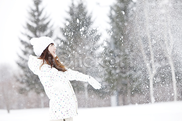 즐거움 20대 동양인 사람 성인 성인만 여자 청년만 한국인 한명 2010년일본 JPG 옆모습 포토 해외기획촬영 겨울 겨울여행 계절 나무 눈(날씨) 눈내림 눈발 모션 상반신 설원 스키복 스키장 야외 여행 웃음 자연 주간 커플 포즈