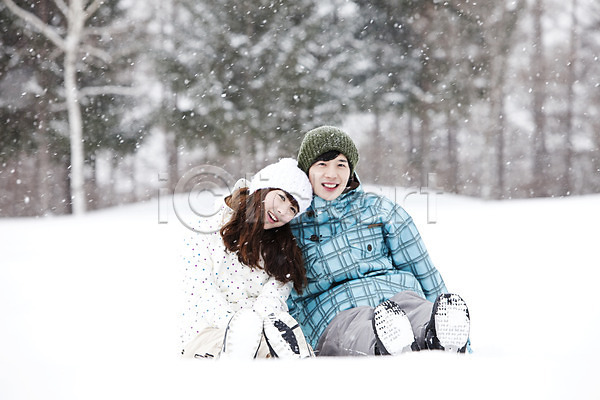 즐거움 20대 남자 동양인 두명 사람 성인 성인만 여자 청년만 한국인 2010년일본 JPG 앞모습 포토 해외기획촬영 겨울 겨울여행 계절 나무 눈(날씨) 눈내림 설원 스키복 스키장 앉기 야외 여행 웃음 자연 전신 주간 커플 포즈
