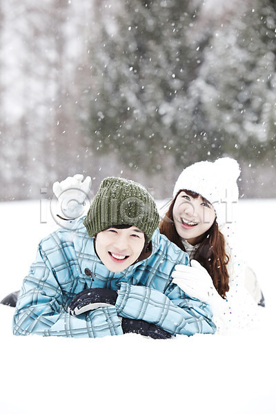 즐거움 20대 남자 동양인 두명 사람 성인 성인만 여자 청년만 한국인 2010년일본 JPG 앞모습 포토 해외기획촬영 겨울 겨울여행 계절 나무 눈(날씨) 눈내림 모션 설원 스키복 스키장 야외 엎드리기 여행 웃음 자연 주간 커플 포즈