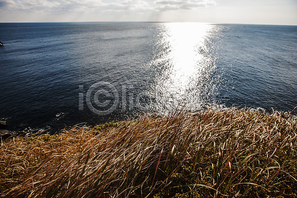 사람없음 JPG 포토 관광지 구름(자연) 국내여행 바다 섬 암석 야외 여행 자연 제주도 주간 풍경(경치) 하늘 한국 햇빛 현무암