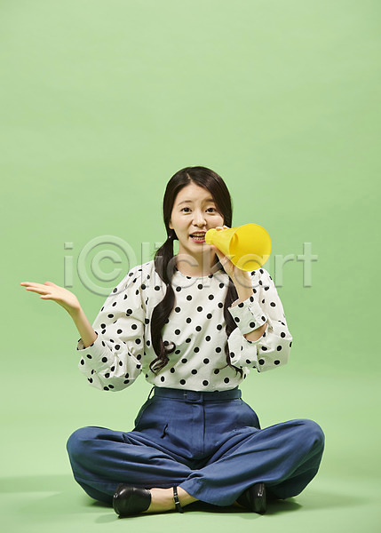 20대 사람 성인 성인여자한명만 여자 한국인 한명 JPG 앞모습 포토 뉴트로 들기 말하기 민트색배경 복고 손짓 스튜디오촬영 실내 앉기 유행 전신 포즈 확성기