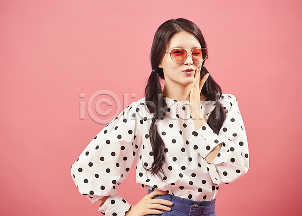 귀여움 즐거움 20대 성인 성인여자한명만 여자 한국인 한명 JPG 앞모습 포토 미소(표정) 복고 상반신 서기 선글라스 스튜디오촬영 실내 안경 유행 코랄핑크
