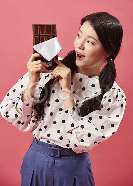 귀여움 즐거움 20대 성인 성인여자한명만 여자 한국인 한명 JPG 앞모습 포토 디저트 미소(표정) 복고 상반신 서기 스튜디오촬영 실내 유행 초콜릿 코랄핑크