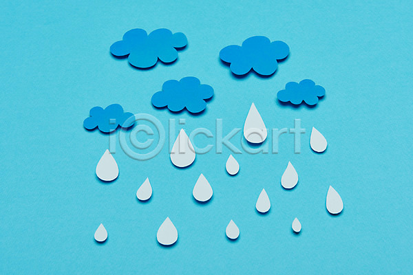 사람없음 JPG 포토 하이앵글 구름(자연) 날씨 비(날씨) 빗방울 스튜디오촬영 실내 여름(계절) 장마 종이 파란배경 파란색 플랫레이 환경