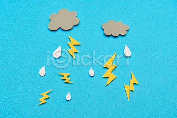 사람없음 JPG 포토 하이앵글 구름(자연) 날씨 번개 비(날씨) 빗방울 스튜디오촬영 실내 여름(계절) 장마 종이 파란배경 플랫레이 환경