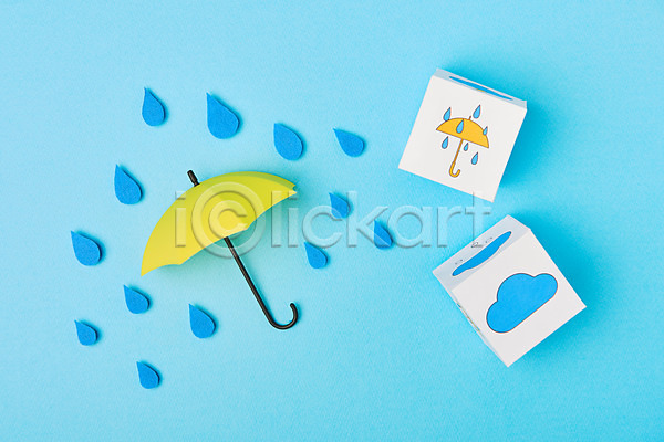 사람없음 JPG 포토 하이앵글 구름(자연) 날씨 비(날씨) 스튜디오촬영 실내 여름(계절) 우산 장마 종이 파란배경 플랫레이 환경