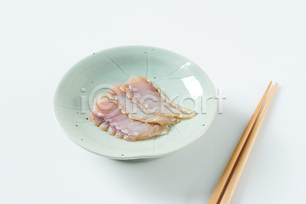 사람없음 JPG 포토 스튜디오촬영 실내 음식 접시 젓가락 홍어 홍어회 회 흰배경