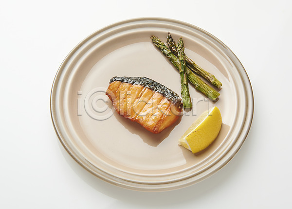 사람없음 JPG 포토 구이 그릇 기호식품 레몬 스튜디오촬영 실내 아스파라거스 어류 연어 연어구이 요리 음식 접시 흰배경