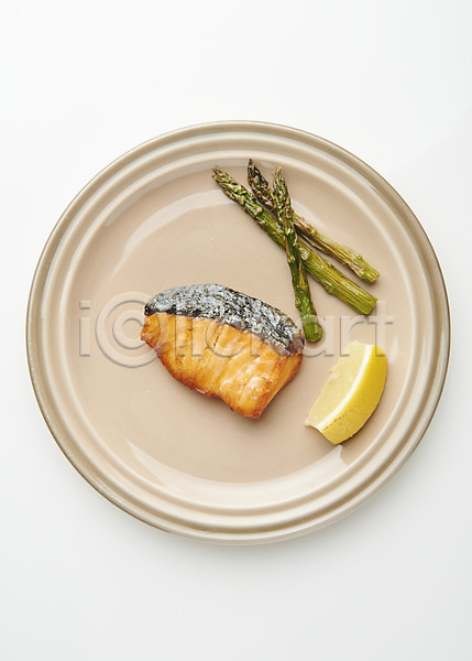 사람없음 JPG 포토 하이앵글 구이 그릇 기호식품 레몬 스튜디오촬영 실내 아스파라거스 어류 연어 연어구이 요리 음식 접시 플랫레이 흰배경
