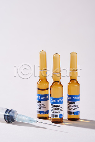 사람없음 JPG 로우앵글 포토 건강 바이러스 백신 부스터샷 스튜디오촬영 실내 앰플 약 의료기계 의학 전염병 주사기 질병 회색배경 흰배경