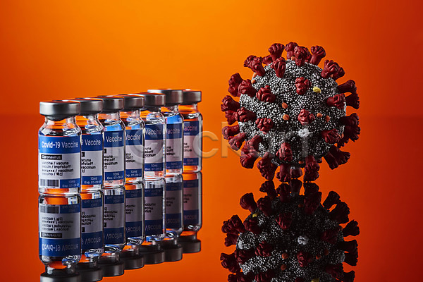 사람없음 JPG 포토 건강 과학 델타변이바이러스 모형 바이러스 백신 빨간배경 스튜디오촬영 실내 앰플 약 의학 전염병 질병 코로나바이러스