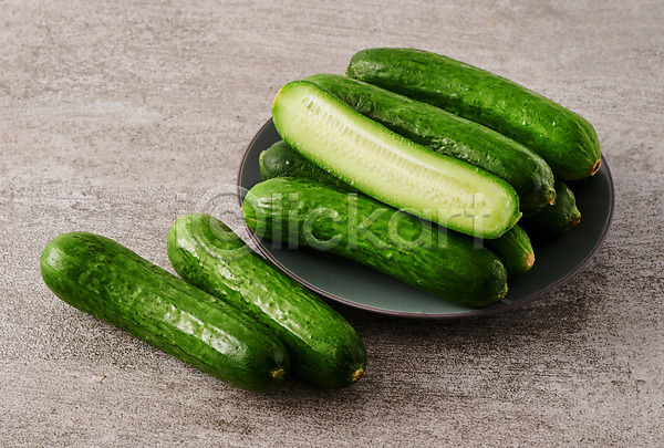 사람없음 JPG 포토 그릇 스튜디오촬영 슬라이스 식재료 실내 오이 요리 음식 접시 채소 초록색 회색배경