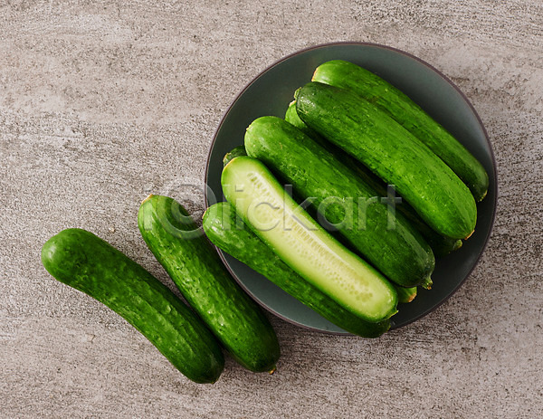 사람없음 JPG 포토 하이앵글 그릇 스튜디오촬영 슬라이스 식재료 실내 오이 요리 음식 접시 채소 초록색 회색배경