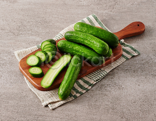사람없음 JPG 포토 도마 스튜디오촬영 슬라이스 식재료 실내 오이 요리 음식 조각 채소 초록색 회색배경