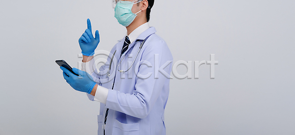 보호 한명 JPG 포토 해외이미지 가면 건강 건강관리 기구 넥타이 모바일 문서 병원 스마트폰 심장병 안경 약 업무 유니폼 의료성형뷰티 의사 장갑 장비 직업 청진기 측정 해외202011 해외포토 핸드폰 흰색