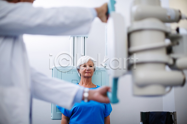 고통 도움 믿음 준비 60대 노년 백인 사람없음 여자 JPG 포토 해외이미지 건강관리 방사선 병원 상담 서기 스캐너 엑스레이 의료기기 의료성형뷰티 의사 전자 조절 직업 직장 진료 진료실 질병 치료 해외202011