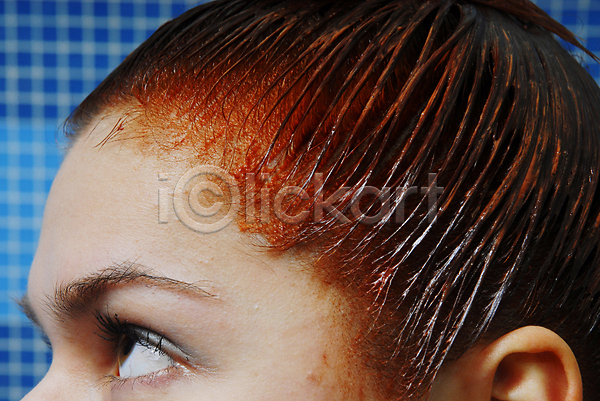 변화 여자 한명 JPG 포토 해외이미지 갈색머리 눈(신체부위) 머리 모델 빨간머리 빨간색 얼굴 욕실 의료성형뷰티 이마 젖음 파란색 해외202004 화장품